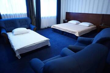 Фото номера Трехместный номер «Комфорт» Отель Hotel Mistral г. Марки 3